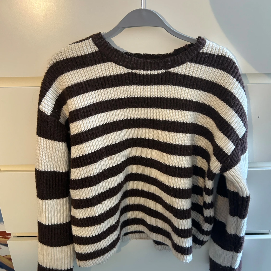 Randig stickad tröja från Monki
