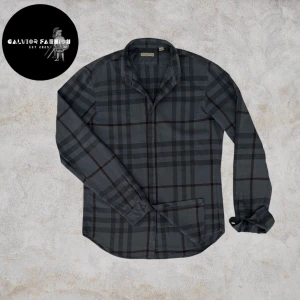 Burberry skjorta grå  - Mörkgrå Burberry skjorta i storlek M kan även passa S. Skjortan är bra skick utan några defekter.                                                                                    ~                                                                                                Nypris ca 3500kr | vårat pris 695 kr |. Hör av dig om du vill ha mått eller har andra frågor. Alla följare får rabatt! Så följ!