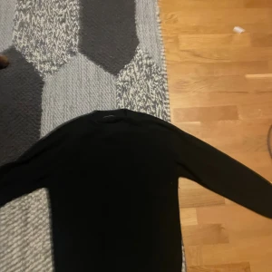 Svart stickad tröja från Zara - En svart stickad tröja från Zara i storlek 164. Tröjan har rund halsringning och är ribbstickad för en snygg och enkel look. Perfekt för dig som gillar stilrena basplagg med lång ärm.