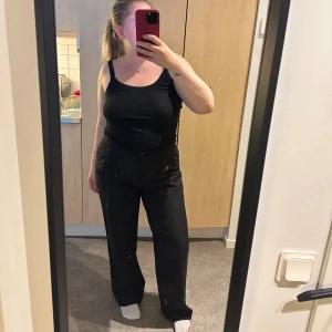 Svarta kostymbyxor med rak passform - Snygga svarta kostymbyxor med hög midja och raka ben från only i storlek 40/32. Får inte riktigt användning för de. Säljer för 90kr , köpt för 400kr.