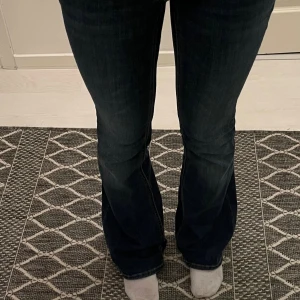 Mörkblå bootcut jeans - Snygga mörkblå jeans med bootcut. Vero Moda VMFLASH
