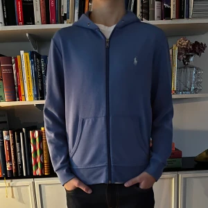 Blå hoodie Polo Ralph Lauren - Galet fet raffe hoodie! Nypris 1699kr, vårt pris endast 599kr! Tröjan är i bra skick, har några fläckar som märks om man granskar noga, vill man ha fler bilder; kom privat! Modellen är 177, 60kg!