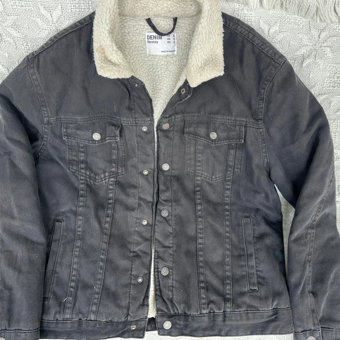 Svart jeansjacka med teddyfoder