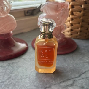 Kayali Orange Blossom Parfym - Upptäck Kayali Marrakesh in a Bottle Orange Blossom | 24 – en parfym med modern vibe och snygg design. Perfekt för dig som vill sticka ut och testa något nytt. Volym och ingredienser framgår ej på flaskan. 10 ml, se bild hur mycket som använts 