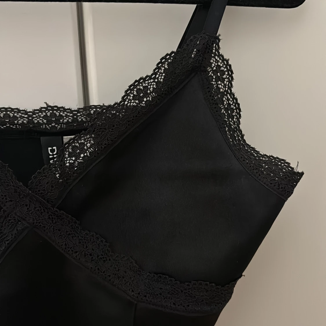 Svart satinlinnetopp med spets H&M - 3