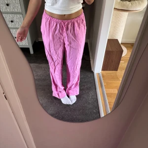 Linnebyxor  - Säljer ett par ljusrosa linnebyxor från bikbok, sitter bra på mig som är 167cm🌸