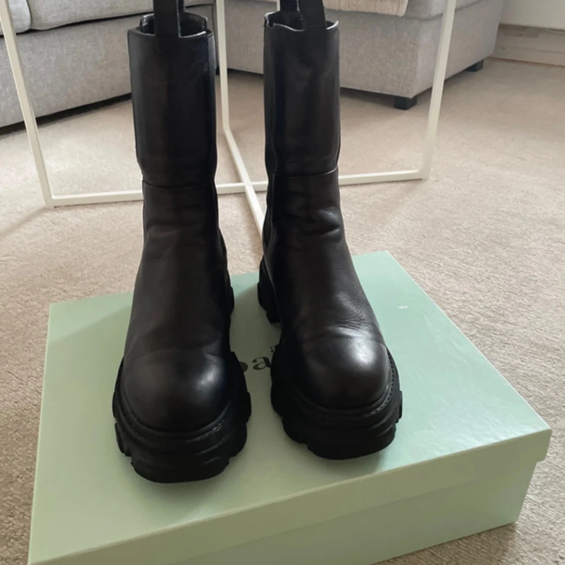 Chunky svarta chelsea boots i skinn - 1