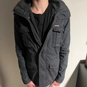 Field jacka - Hej, säljer nu denna snygga field jackan i storlek S som är grym nu till hösten, skicket är 9/10! Hör av er vid frågor