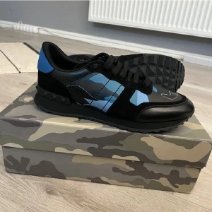Valentino rockrunners  - Tjena, nu säljer vi dessa snygga Valentino Rockrunners. Denna färgen är väldigt eftertraktad och de är i ny skick. | storlek: 42 | Nypris: 7500 | Vårt pris: 1799🤩 | Allt og medföljer✅️❗️| Hör av er vid frågor❗️| OBS VI LETAR ÄVEN EFTER BYTEN MOT OANÄNDA SKOR❗️| 