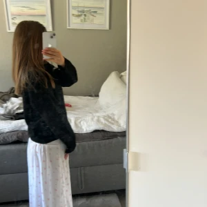 Vit blommig långkjol från Gina Tricot - Supersöt långkjol från Gina Tricot i vitt med små rosa blommor. Kjolen har smock i midjan och knytband med tofsar för extra detalj 💗