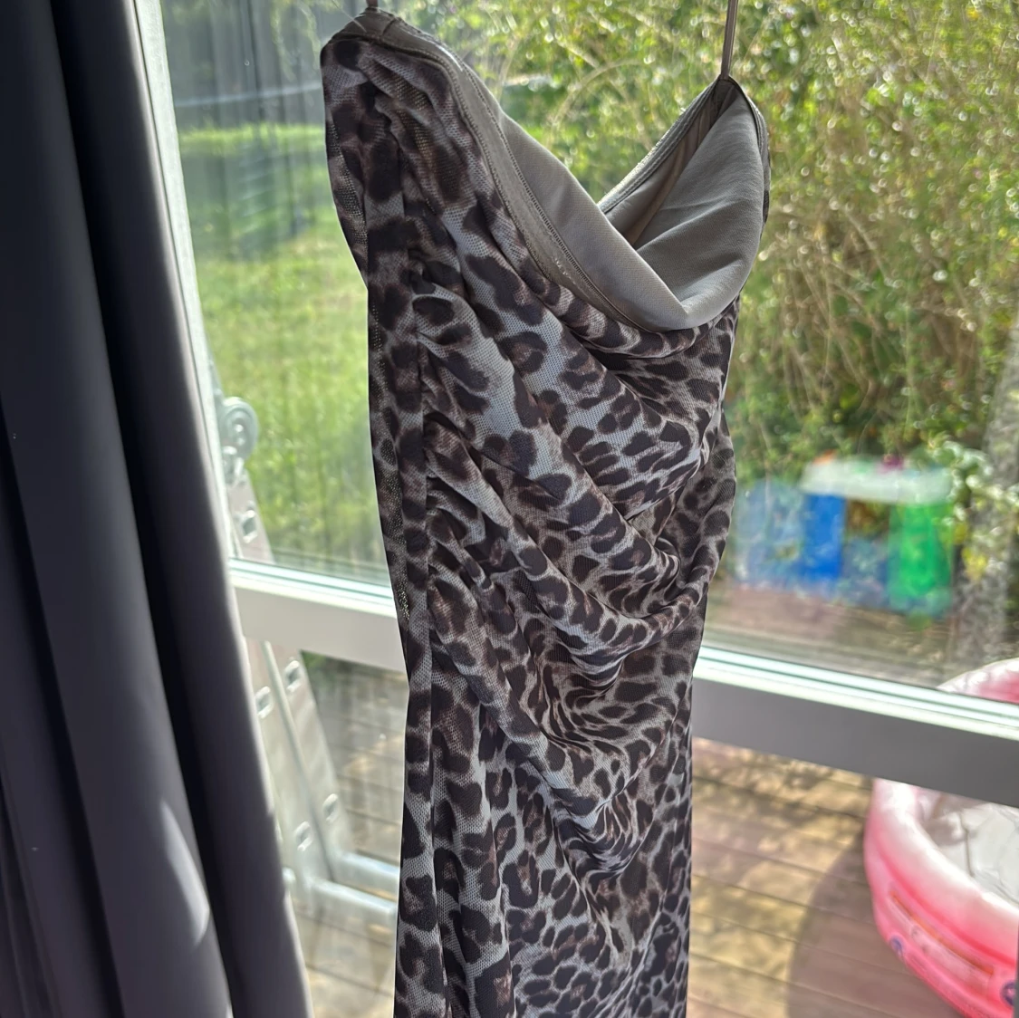 Leopardmönstrad långklänning med tunna band - 2