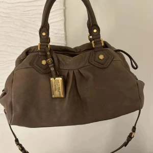 Marc Jacobs Classic Q Leather - Säljer denna super snygga och eftertraktade väska från Marc Jacobs i modellen Classic Q leather🤎Så snygg och rymlig och passar till allt!