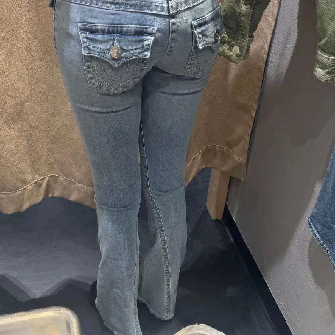 Blå bootcut jeans med fickdetaljer - 1