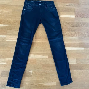 Replay Anbass Hyperflex Svart - Snygga mörkblå Replay Anbass Hyperflex jeans med klassisk femficksdesign och smal passform. Perfekta för dig mellan 170-175. Hör gärna av dig vid minsta fundering 🙌🙌
