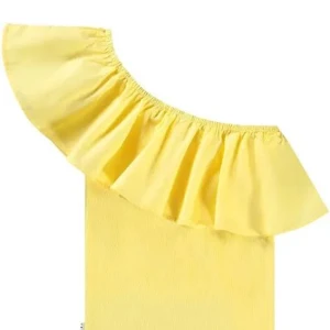 Gul offshoulder topp med volang - Snygg gul offshoulder topp med bred volang längs halsringningen. Perfekt för dig som vill sticka ut med en färgglad och trendig look. Toppens material känns lätt och passar bra till varma dagar.