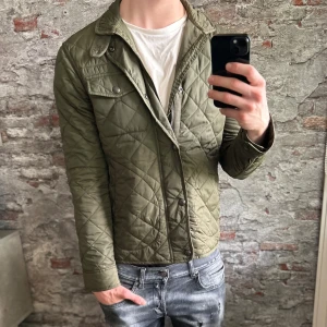Ralph Lauren Jacka - Mycket fint skick, inga defekter. Storlek 48/S passar dig som är mellan 175-185cm. Nypris ca 3000kr. Modellen är 185 cm, 79 kg. Passar bra nu till höst/vinter. Skriv för mer information!🤝