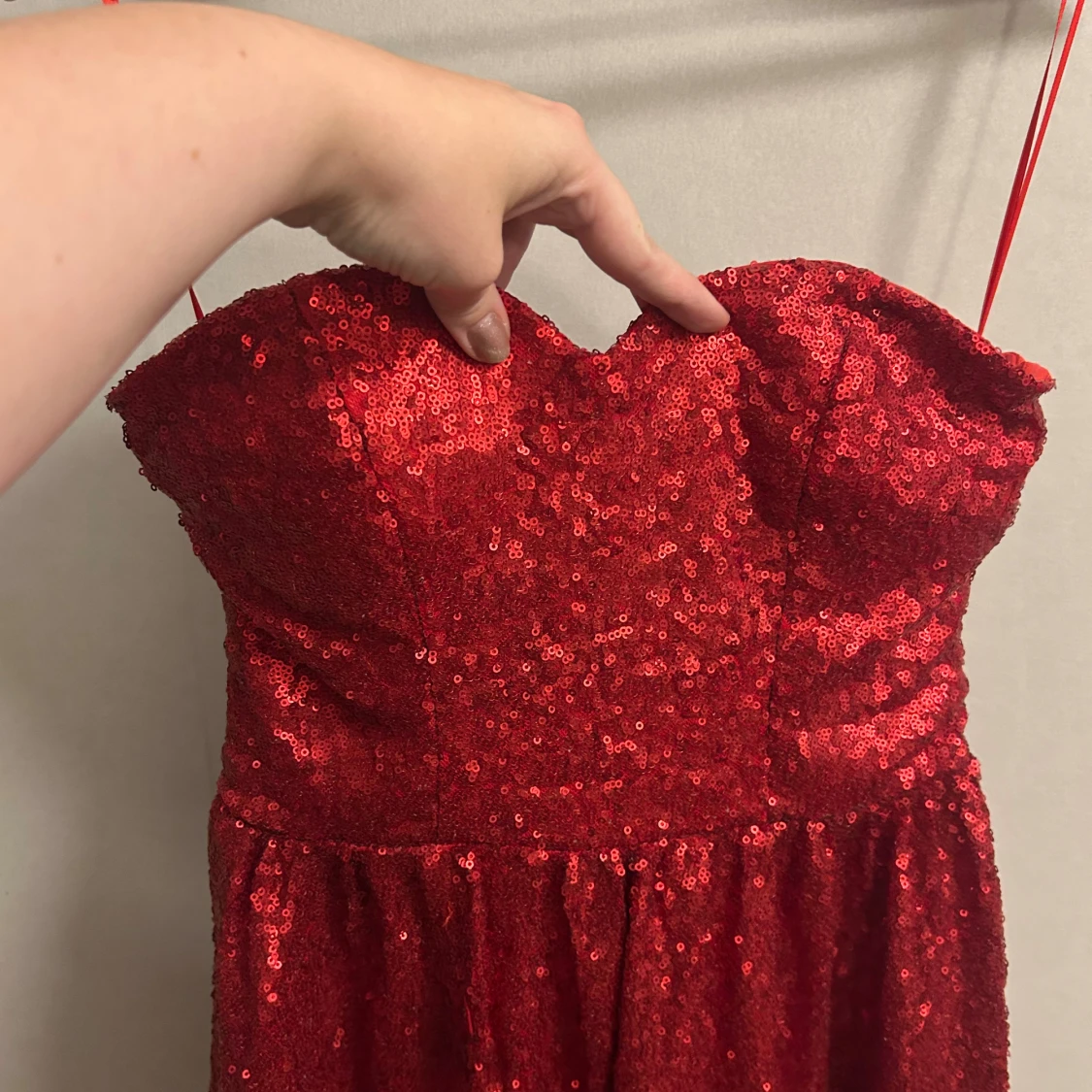 Röd paljettklänning Model Behaviour - 3