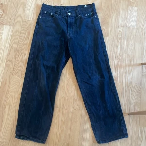 Sweet Skateboards baggy jeans i small - Svarta sweet skateboards ”Big Skate” baggy jeans i mycket bra skick. Köptes på Junkyard för 600 kr. Väldigt bra skick, endast små tecken på slitage längst ner. Bara att fråga om mer bilder önskas! Köpare står för frakt ;)