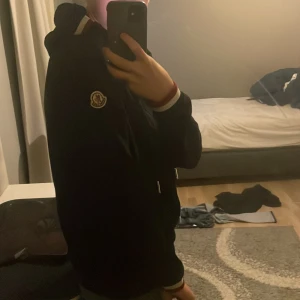 Moncler zip up - Köpte denna tröjan av min morbrors son förra året och jag vill inte ha den längre NFC- tagg funkar när man trycker mobilen mot märket. Den är väldig skön och snygg.