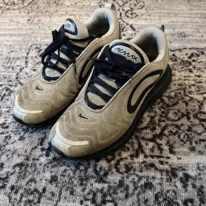 Nike Air Max 720 ”wolf grey” - Nike Air Max sneakers i grått och svart med mesh-överdel och svarta detaljer. Skorna har klassisk Air Max-dämpning, svarta snören och rund tå. Perfekta för dig som gillar sportig och stilren look. Storlek EU 44.