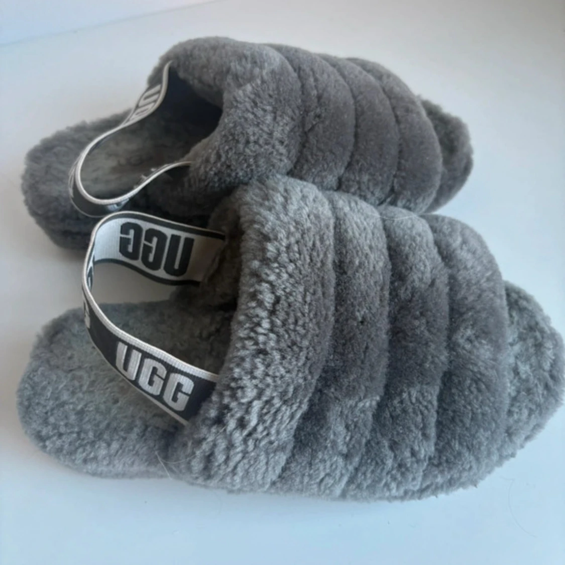 Grå fluffiga tofflor från UGG - 1