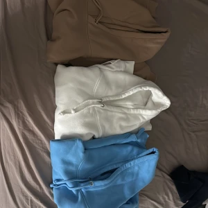 Blå oversized hoodie med huva - Säljer 3 hoodies ifrån bikbok, jätte fint skick, pris eller om du bara vill ha en kan diskuteras, storlek S på alla, 100 för alla sen kan pris diskuteras eller priset om du bara vill ha en hoodie kan vi prata om