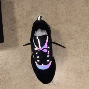 Svarta b22s med multicolor reflexer - Nya riktigt feta svarta b22s, box tillkommer på efterfrågan.