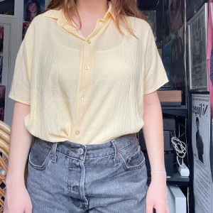 Gul blus - Retro gul blus i bra skick, lite oversized på mig som har S funkar bra på mig, men beroende på hur tight man vill ha den tror jag den även passar någon  med storlek M. 