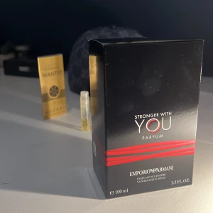 Stronger with you parfum - En ny doft av emporio Armani som är lik Stronger with you intensely, bara att denna skylla jag beskriva som mer maskulin än feminin, flaskan är helt ny och utrymmer 100 ml, den är bara sprejtestad en gång. Helt nytt och perfekt skick 