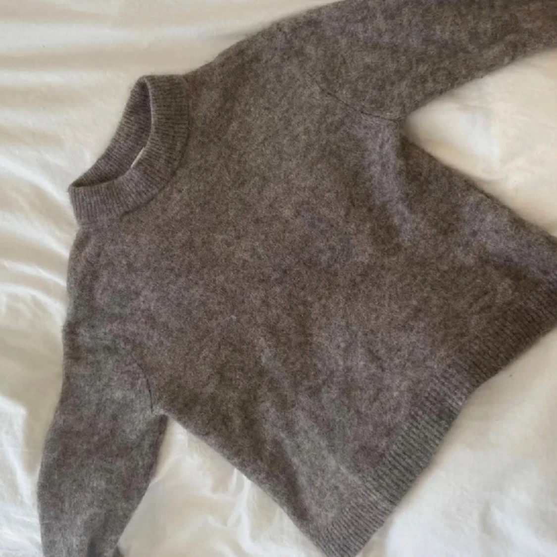 Brun stickad tröja med hög krage - 2