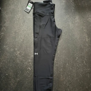 Svarta leggings från Under Armour stl L - Svarta ankle leggings från Under Armour med hög midja och kompressionseffekt.  Stl L                  Helt ny