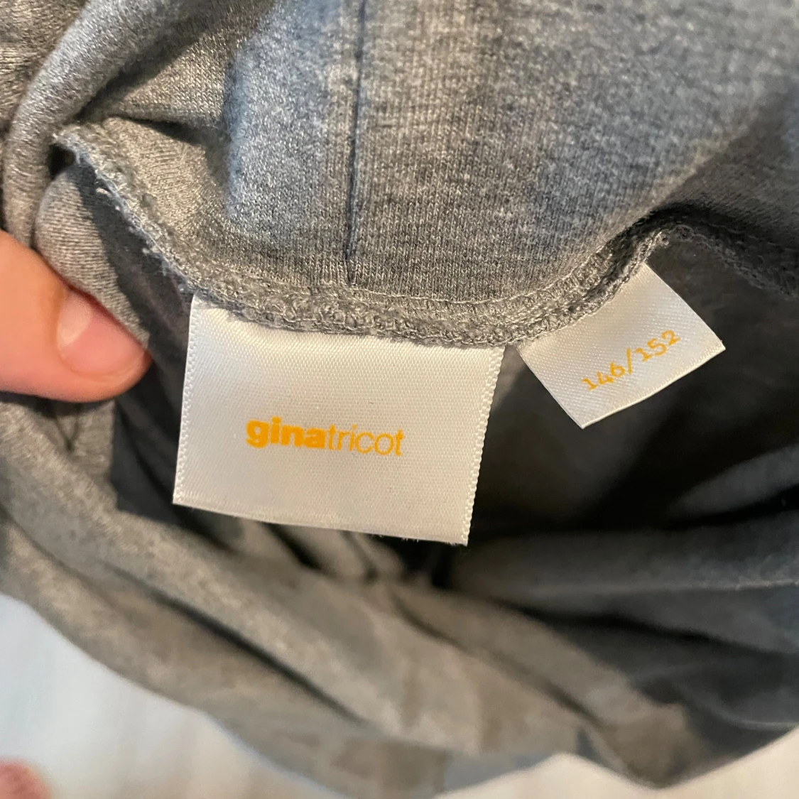 Grå bootcut byxor från Gina Tricot - 2