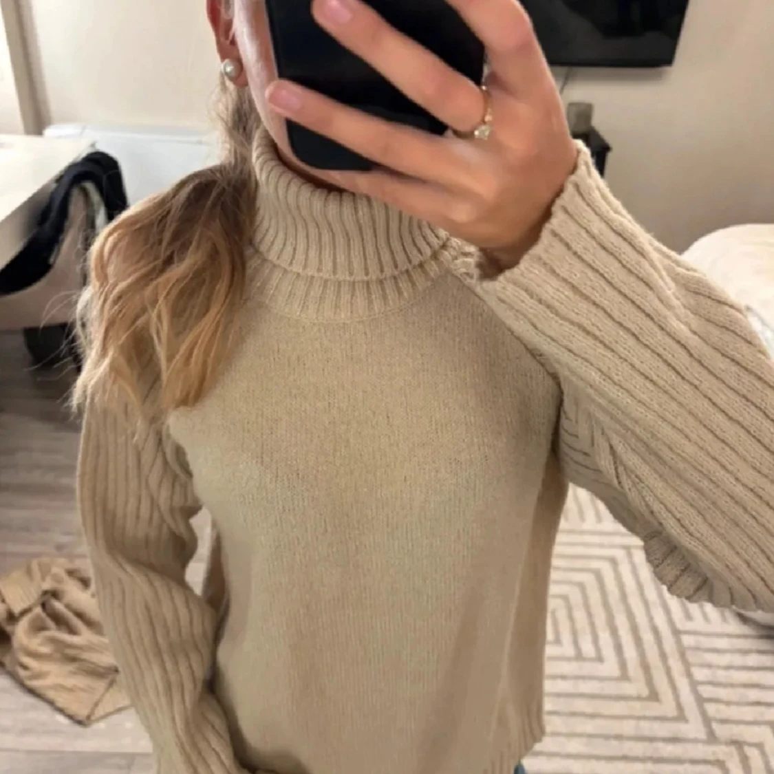 Beige polotröja med ribbade ärmar - 2