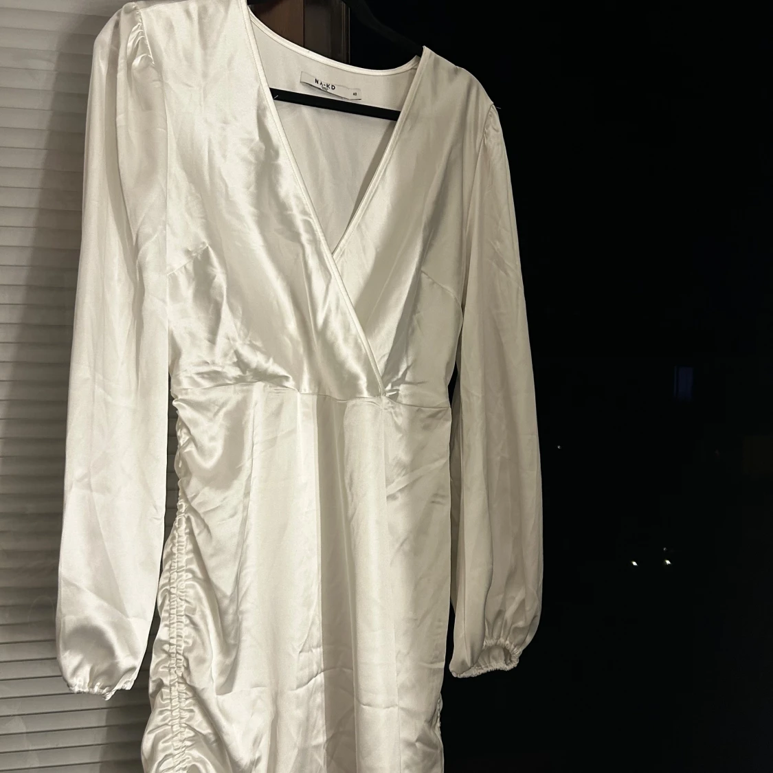 Vit omlottklänning från NA-KD