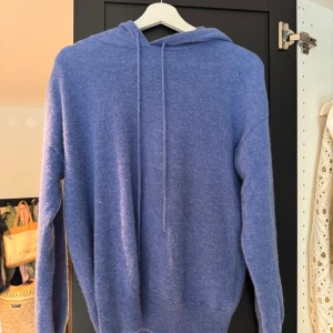 Cashmere hoodie  - Säljer nu min fina Lisa yang cahsmere hoodie i jätte fint skick! Storlek 0! Motsvarar en xs/s. Den är lite sönder (se på bild 3) 