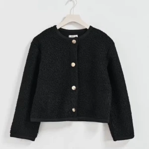 Svart kofta med guldknappar - Stilren svart kofta med rund hals och fyra snygga guldknappar framtill. Koftan har lång ärm och är gjord i ett mjukt, strukturerat material som ger en cool och mysig känsla. Perfekt att slänga på sig över en t-shirt eller klänning. Ny pris 600💗 kan gå ned i pris vid snabb afär