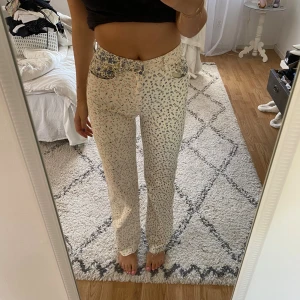 Blommiga jeans - Blommiga jeans som är perfekta och långa i benen, jättesnygga🧡🩷