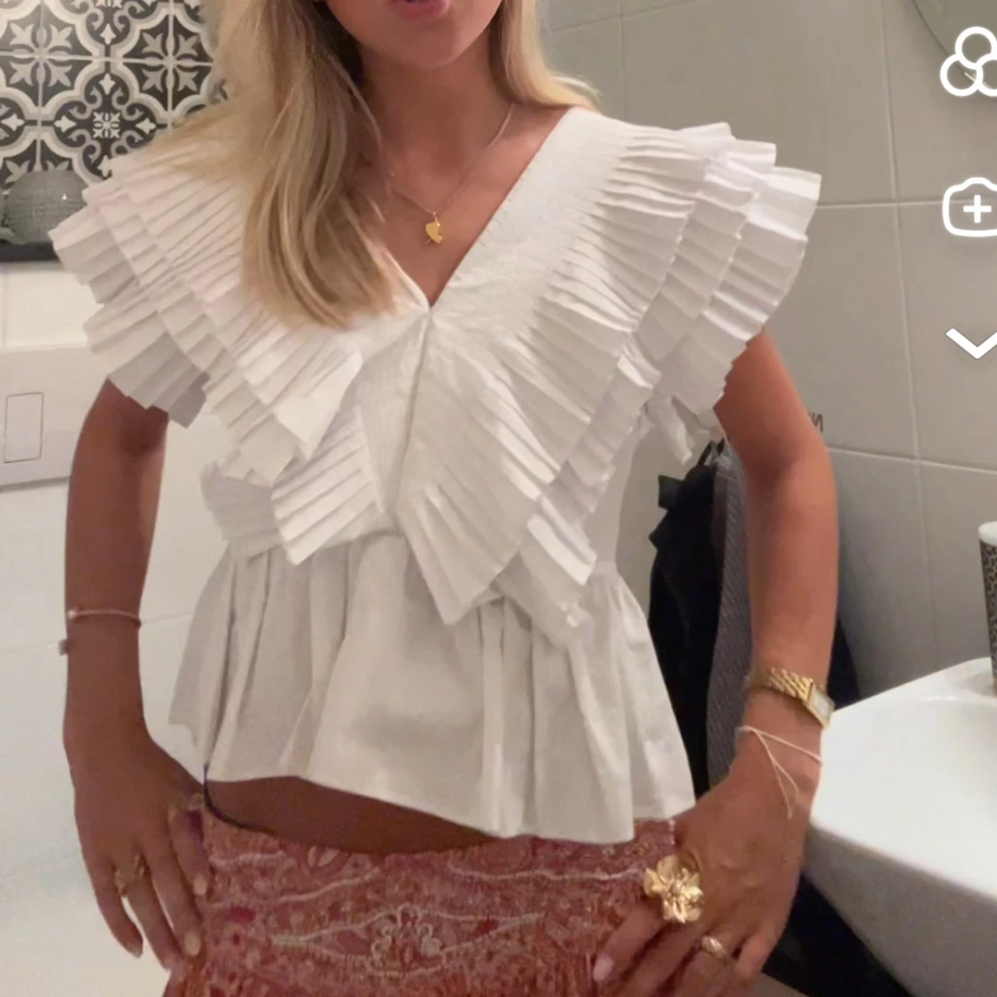 Vit blus med volangkrage - 1