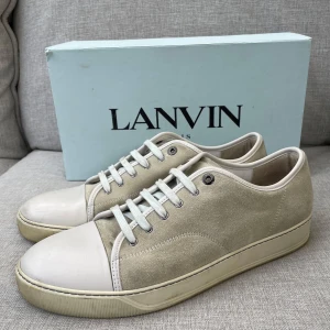 Lanvin skor  - Hej! Säljer nu dessa sjukt snygga lanvin skor. Skorna är i bra skick! Har begränsat antal boxar och dustbag. Hör av dig vid frågor. Uk12