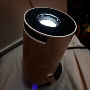 Android wifi projektor  - Smidig Android projektor med Play Store så man kan ladda ner appar. Netflix, ViaPlay mm. Rätt bra bild för pengen. 