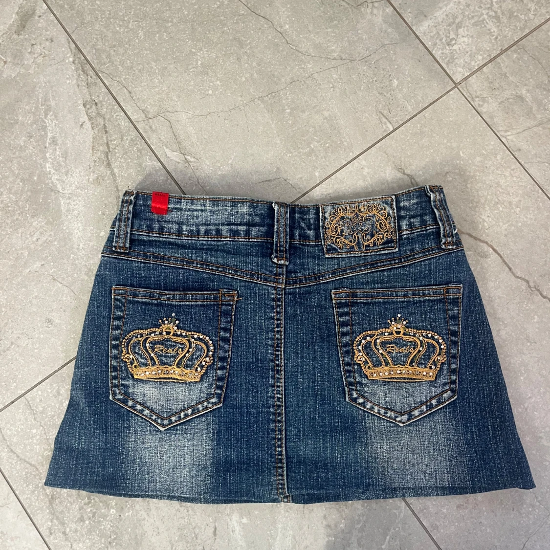 Blå jeanskjol med guldbroderi