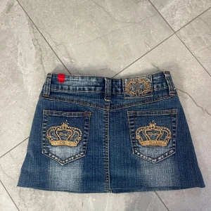 Blå jeanskjol med guldbroderi - Jätte fin jeanskjol. Kontakta mig om du har några frågor❤️