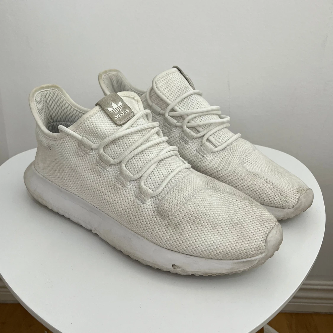 Vita Adidas sneakers med mesh