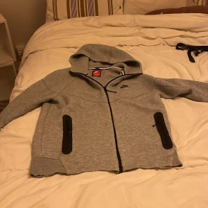 Nike tech fleece - Jätte snygg Nike tech skön och kvalitet köpt den för 899kr säljer den för 499kr eller kanske säljer för mindre