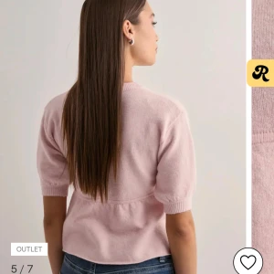 Ljusrosa stickad topp med volang - Supersöt ljusrosa stickad topp med korta ärmar och volang nedtill perfekt till hösten🩷