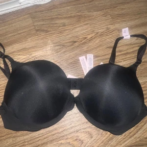 Svart push-up bh från Victoria's Secret - Svart push-up bh från Victoria's Secret. Helt ny och oanvänd med lappen kvar! Strl 36B (80B)