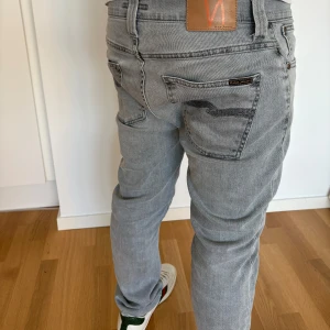 Nudie jeans  - Ett par snygga gråa jeans från nudie. Storlek W33 L30