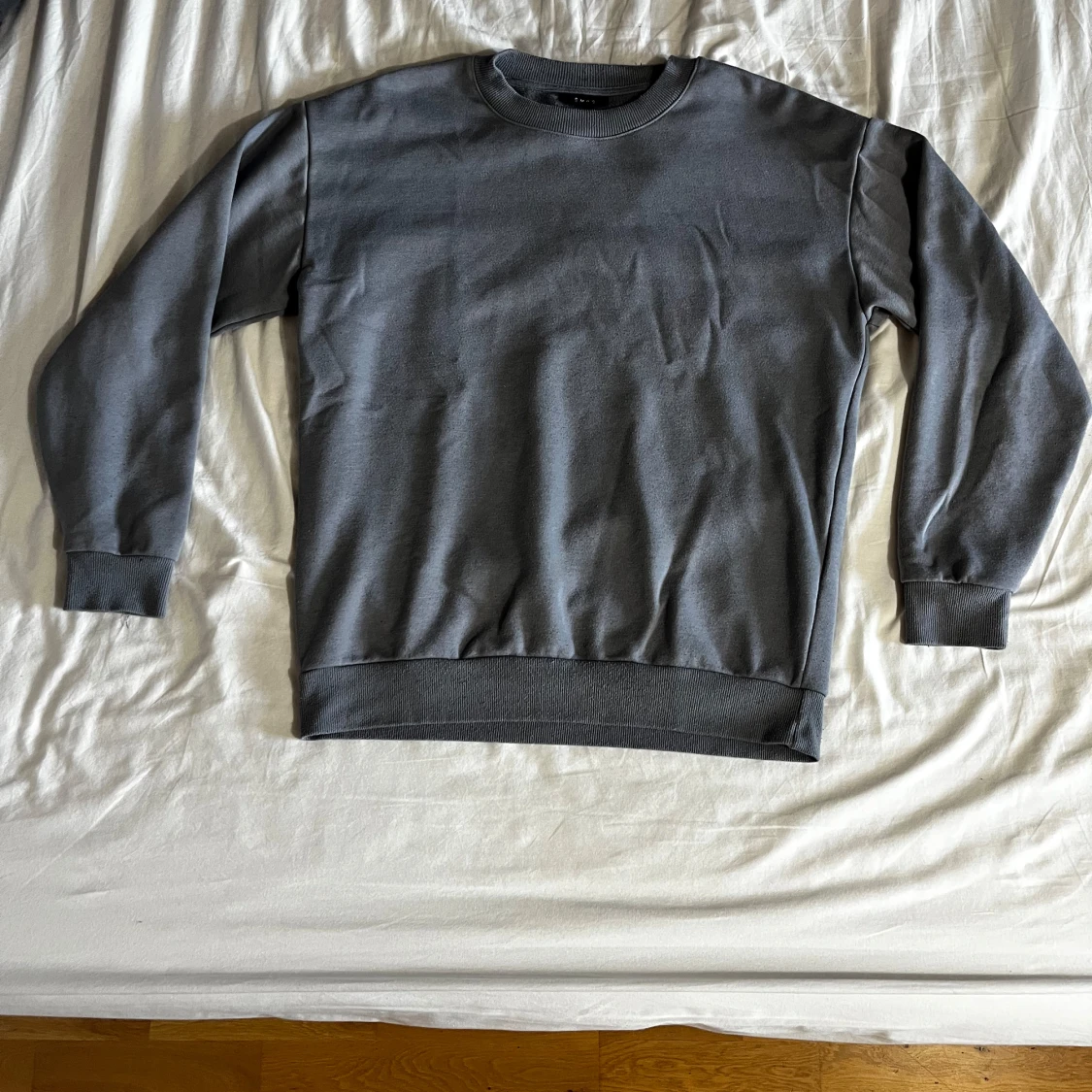 Ljusblå sweatshirt
