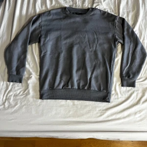 Ljusblå sweatshirt - Ljusblå sweatshirt ifrån NewYorker. Använd fåtal gånger och är helt felfri.   Storlek: M  Hör gärna av dig för att få fler bilder eller ytterligare information. 
