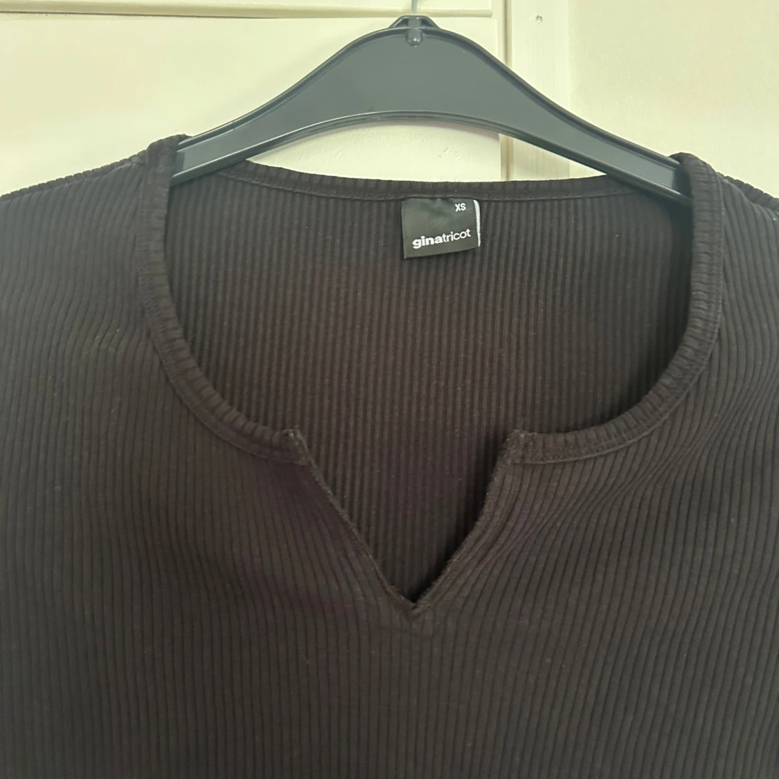 Svart ribbad långärmad topp - 1